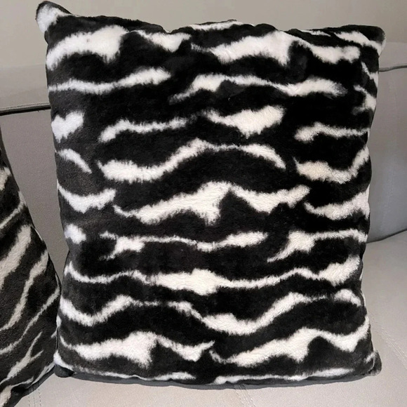 Set of 2 decorative zebra print pilllows - Picture 2 of 10